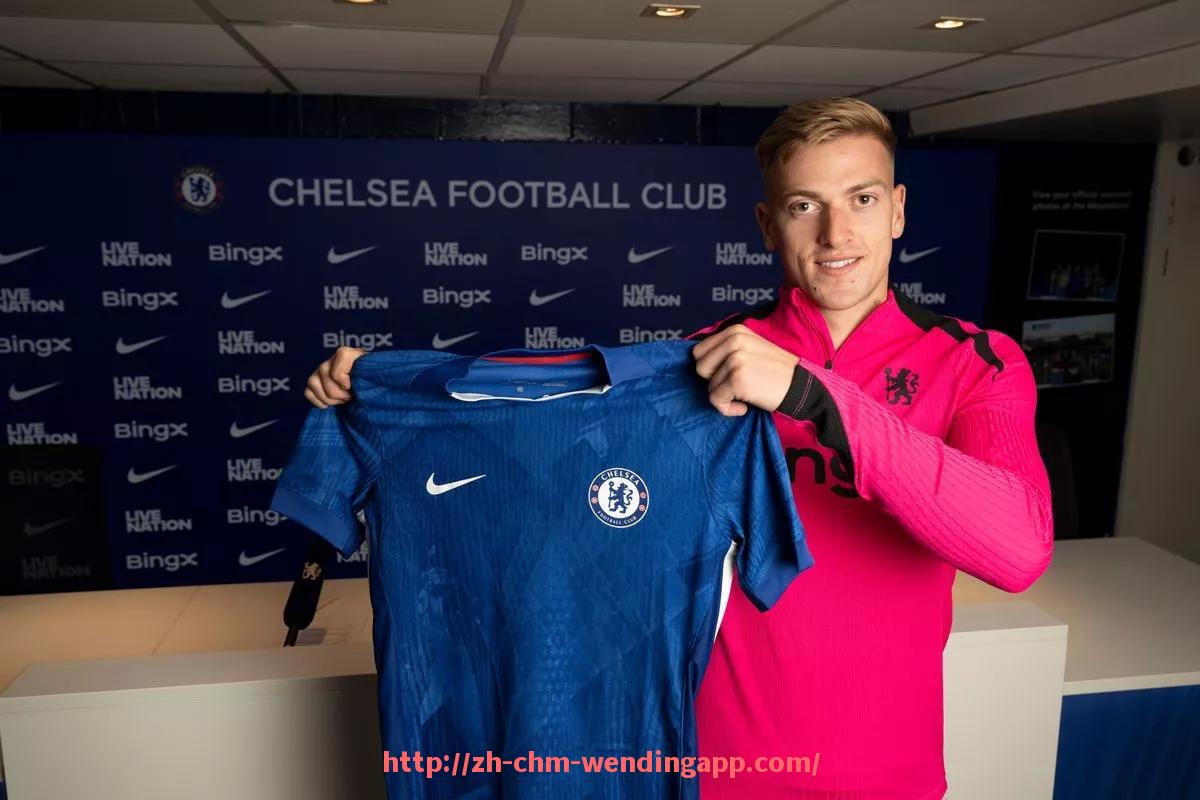 问鼎娱乐官网-法甲转会市场动态追踪:中场核心与锋线补强的博弈